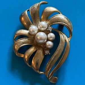 Elegant Gold and Pearl Brooch